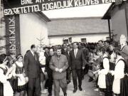 Nicolae Ceauşescu, secretar general al P.C.R, în mijlocul  cooperatorilor de la C.A.P. Tuşnad-Sat, cu prilejul vizitei de lucru în judeţul Harghita.       (24  aprilie 1970).