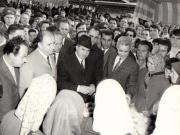 Nicolae Ceauşescu, secretar general al P.C.R, discutând cu gospodine şi cetăţeni veniţi după cumpărături, cu prilejul vizitei prin pieţele Capitalei.   (29  aprilie 1970).