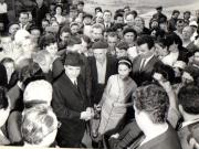 Nicolae Ceauşescu, secretar general al P.C.R., în timpul vizitei în pieţele Capitalei.     (29  aprilie 1970).