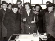 Vizita de lucru a lui Nicolae Ceauşescu, secretar general al P.C.R, preşedintele Consiliului de Stat al R.S.R., la Combinatul de sticlărie Bucureşti.    (24 decembrie 1970).