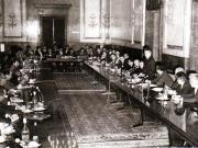 Întâlnirea conducătorilor de partid la C.C al P.C.R. cu scriitorii. Nicolae Ceauşescu expunându-şi cuvântarea.( sept. 1971).