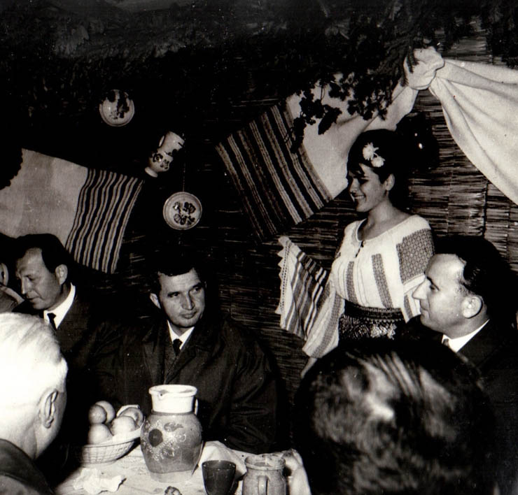 Aspect din timpul vizitei conducătorilor de partid şi de stat în regiunea Bacău (Hanu Ancuţei)