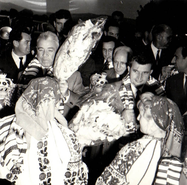 Aspect din timpul vizitei conducătorilor de partid şi de stat în regiunea Bacău (C.A.P. Băltăţeşti) 