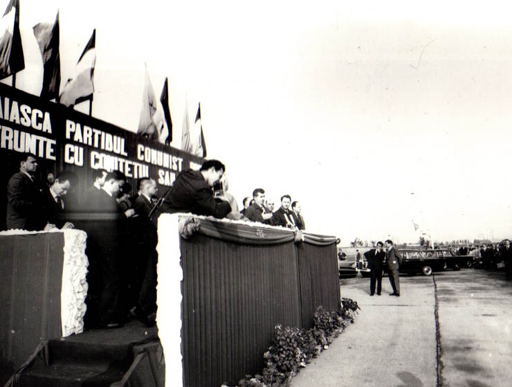 Aspect din timpul vizitei conducătorilor de partid şi de stat în regiunea Bacău (Combinatul Chimic Borzeşti)