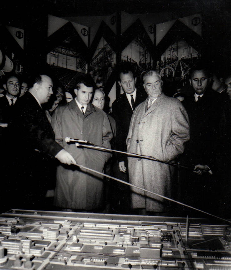 Aspect din timpul vizitei conducătorilor de partid şi de stat în regiunea Bacău (Combinatul Chimic Borzeşti)