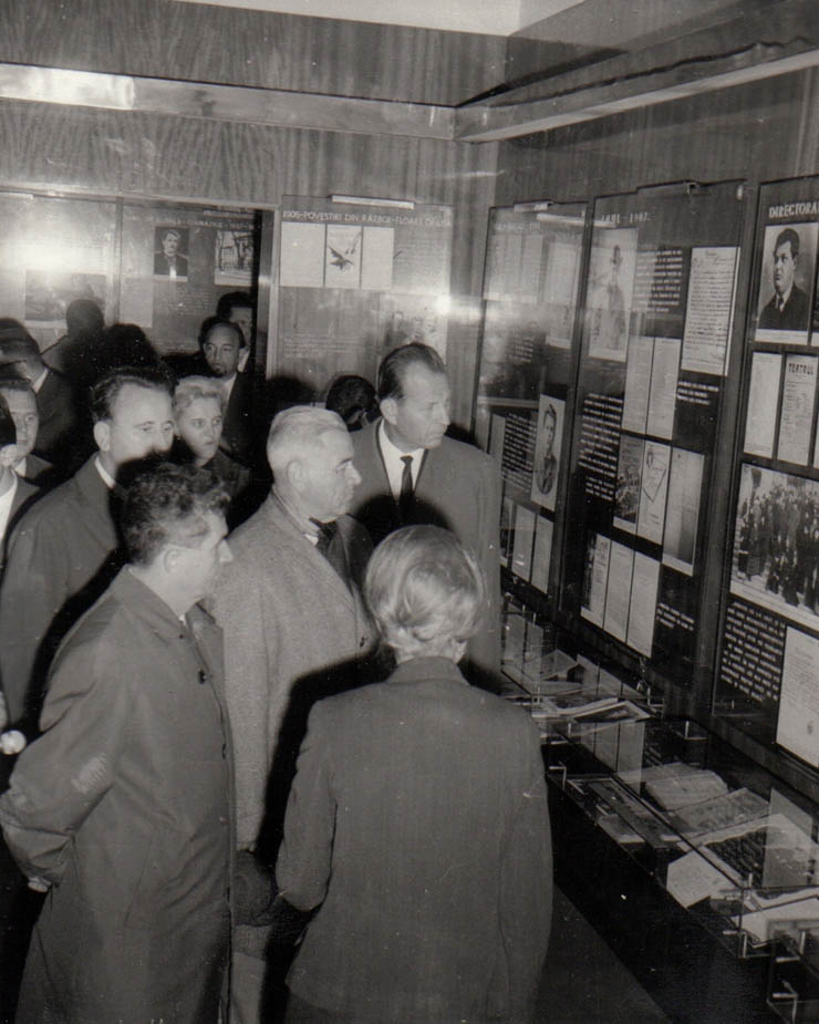 Aspect din timpul vizitei conducătorilor de partid şi de stat în regiunea Bacău (Casa memorială Sadoveanu de la Vobidenie)