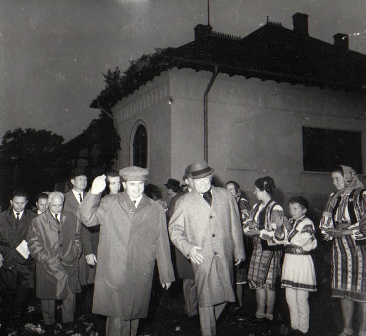 Aspect din timpul vizitei conducătorilor de partid şi de stat în regiunea Bacău (Casa memorială Sadoveanu de la Vobidenie)