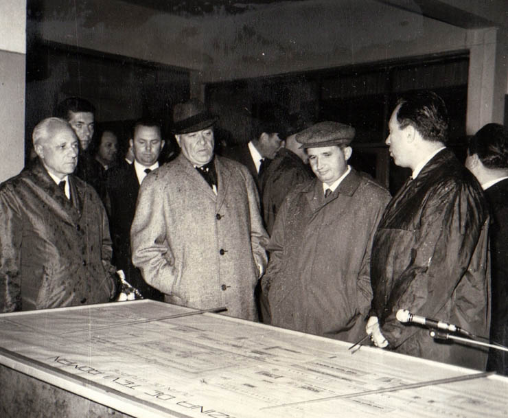 Aspect din timpul vizitei conducătorilor de partid şi de stat în regiunea Bacău (Uzina de ţevi Roman)