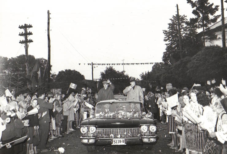 Aspect din timpul vizitei conducătorilor de partid şi de stat în regiunea Bacău (Humuleşti)