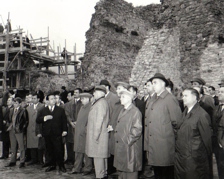 Aspect din timpul vizitei conducătorilor de partid şi de stat în regiunea Bacău (Cetatea Neamţului)