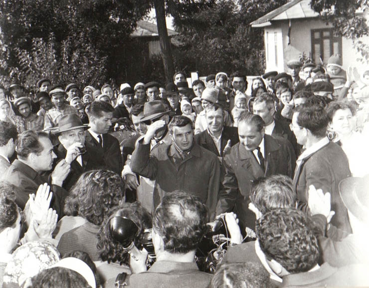 Aspect din timpul vizitei conducătorilor de partid şi de stat în regiunea Galaţi (C.A.P. Piscu)