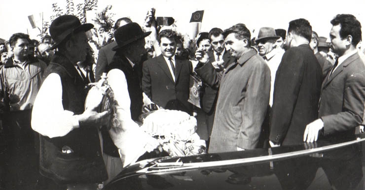 Aspect din timpul vizitei conducătorilor de partid şi de stat în regiunea Galaţi (Nicoreşti)