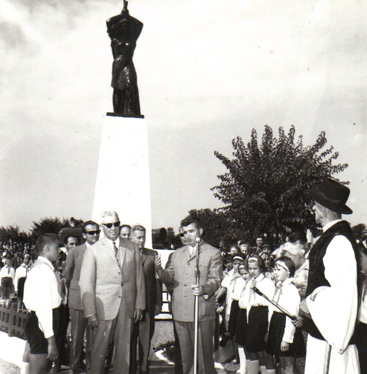 Aspect din timpul vizitei conducătorilor de partid şi de stat în regiunea Galaţi (Tişiţa)