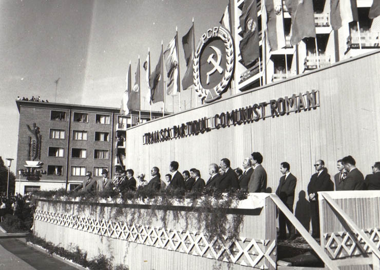 Aspect din timpul vizitei conducătorilor de partid şi de stat în regiunea Galaţi (Uzina „Progresul” Brăila)