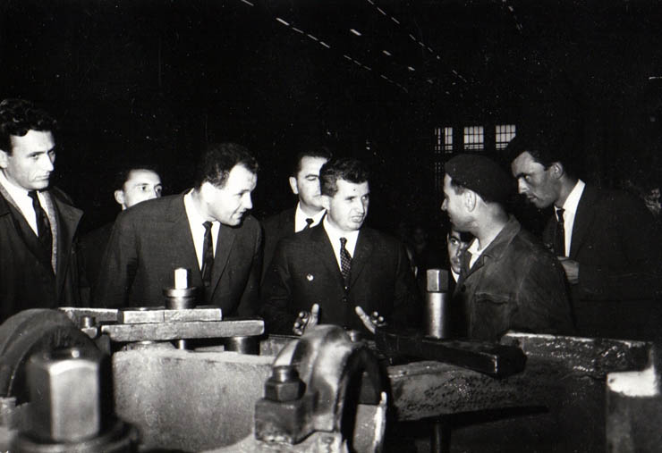 Aspect din timpul vizitei conducătorilor de partid şi de stat în regiunea Galaţi (Uzina „Progresul” Brăila)