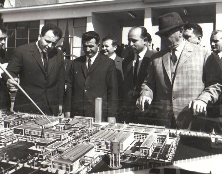 Aspect din timpul vizitei conducătorilor de partid şi de stat în regiunea Galaţi (Uzina „Progresul” Brăila)