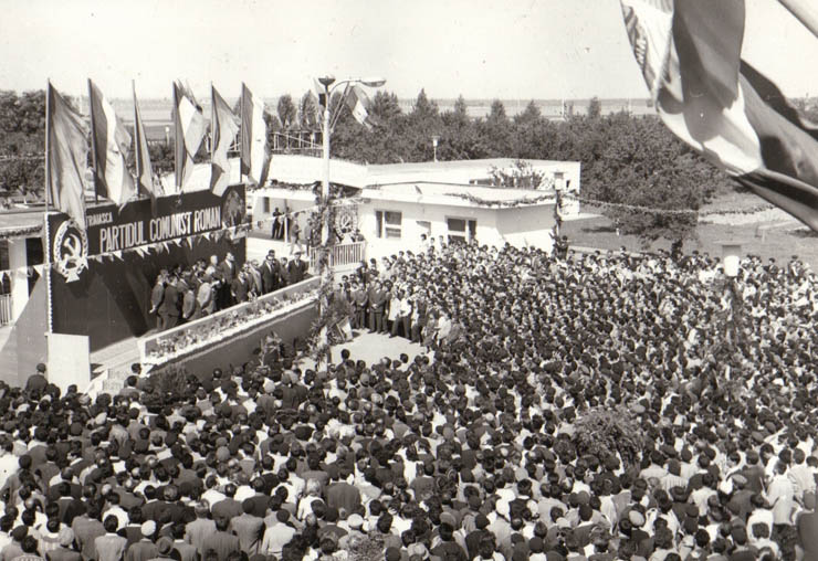 Aspect din timpul vizitei conducătorilor de partid şi de stat în regiunea Galaţi (Combinatul de fibre artificiale Brăila)