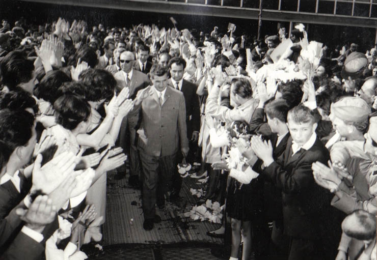 Aspect din timpul vizitei conducătorilor de partid şi de stat în regiunea Galaţi (Fabrica de Confecţii Focşani)