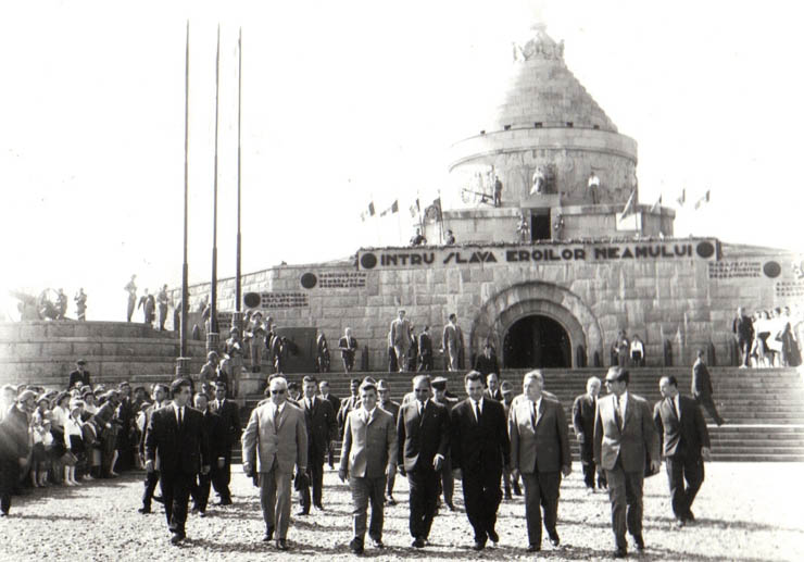 Aspect din timpul vizitei conducătorilor de partid şi de stat în regiunea Galaţi (Mărăşeşti)