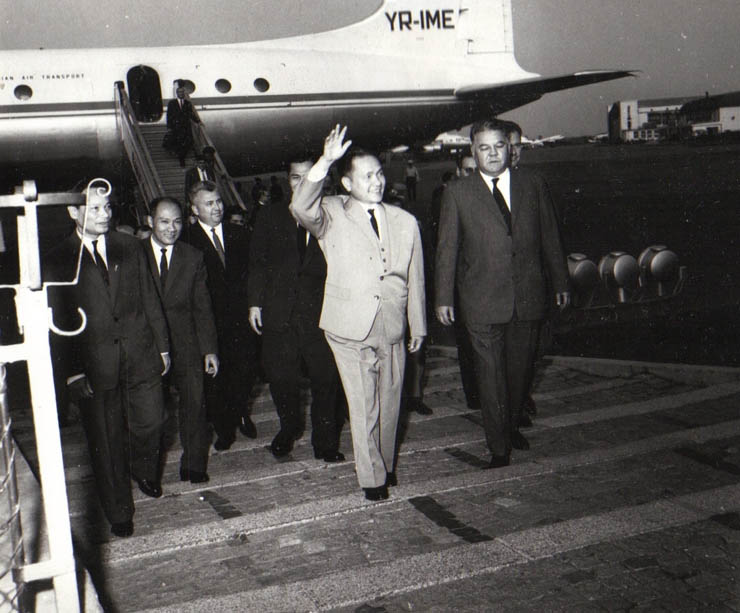 Sosirea unei delegaţii guvernamentale economice a R.D. Vietnam, condusă de Le Thanh Nghi