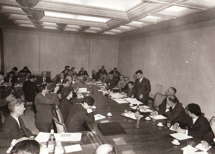 Aspect de la consfătuirea ce a avut loc la C.C. al P.C.R. cu cadrele medicale asupra problemelor privind creşterea natalităţii şi îmbunătăţirea măsurilor de ocrotire a mamei şi copilului