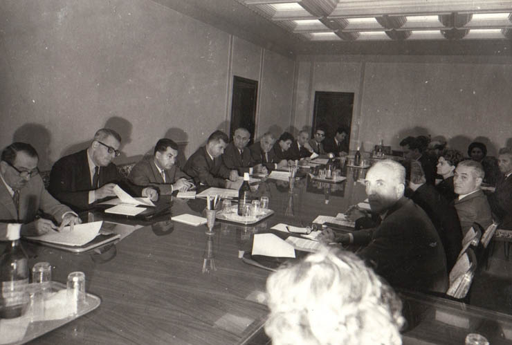 Aspect de la consfătuirea ce a avut loc la C.C. al P.C.R. cu cadrele medicale asupra problemelor privind creşterea natalităţii şi îmbunătăţirea măsurilor de ocrotire a mamei şi copilului