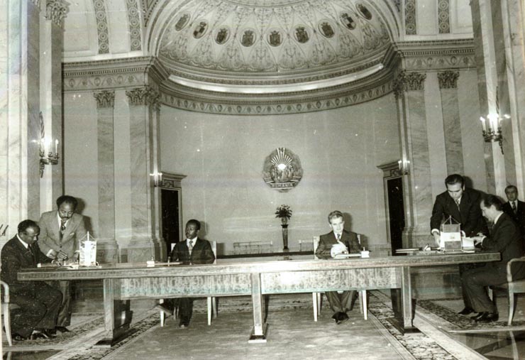 Aspect de la semnarea Delegaţiei româno-atiopiană, cu prilejul vizitei în România, a preşedintelui Consiliului Militar Administrativ Provizoriu şi al Consiliului de Miniştri al Etiopiei Socialiste, lt.col. Mengistu Haile Mariam. (7.XII.)(5-7.XII.1978)
