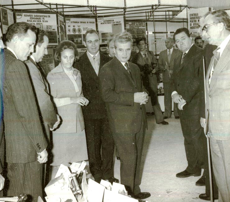 Preşedintele Nicolae Ceauşescu, împreună cu alţi conducători de partid şi de stat au vizitat Expoziţia de prezentare a soluţiilor care asigură reducerea în continuare a consumurilor materiale şi energice, organizată în pavilionul central al Complexului expoziţional din Piaţa Scânteii.(8.XII.1978)