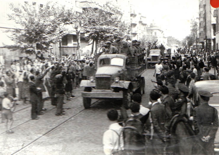 Intrarea Armatei Sovietice în Bucureşti. (Bulevardul Carol). 