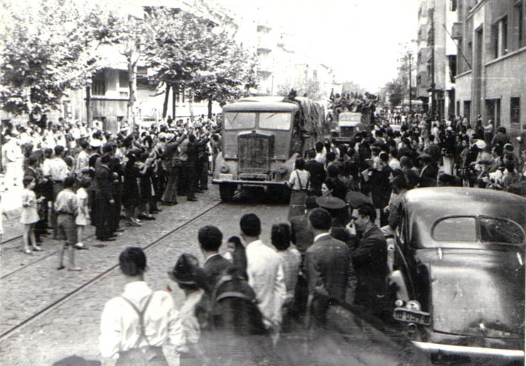 Bulevardul Carol. Intrarea Armatei Sovietice în Bucureşti.
