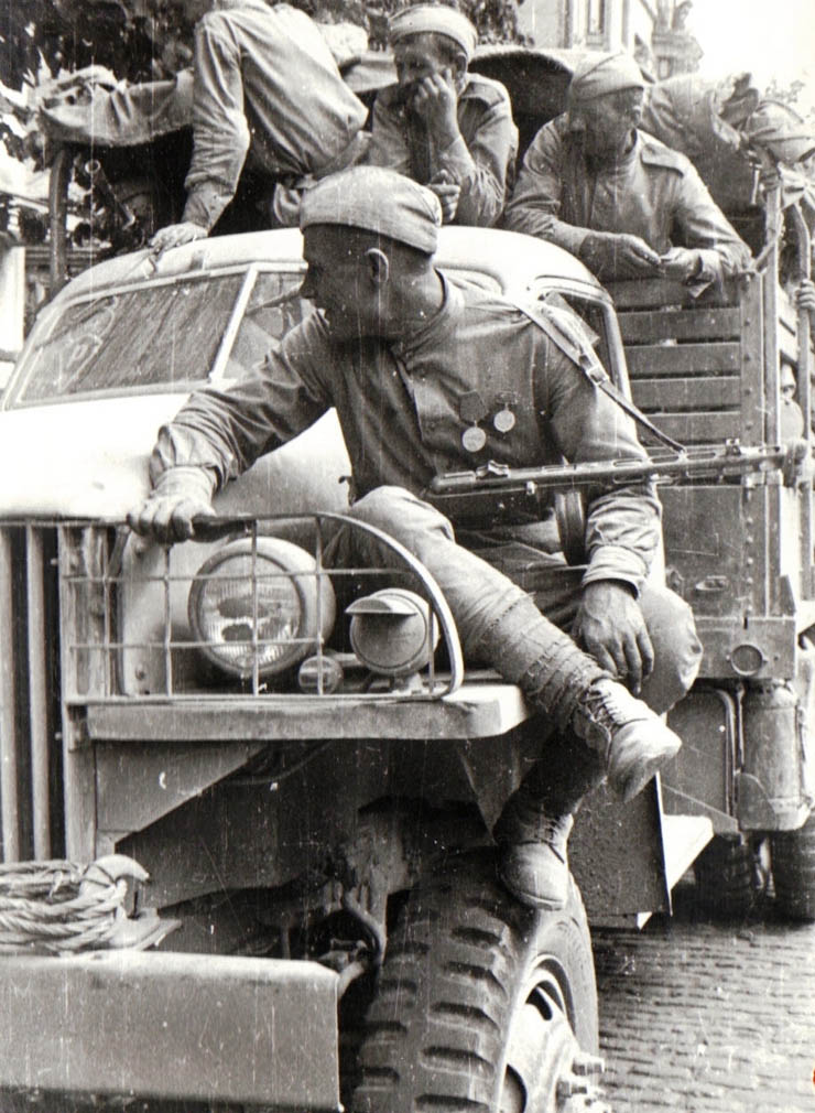 Întâlnirea cu Armata Roşie în Bucureşti (Bulevardul Carol).