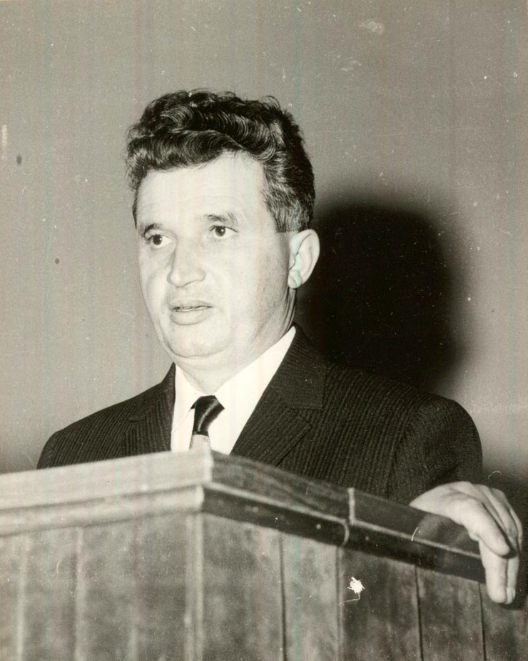 Nicolae Ceauşescu la tribună, cu ocazia şedinţei de lucru de la Ministerul Căilor Ferate, privind activitatea desfăşurată în transportul feroviar. (9 – 10 II 1967)