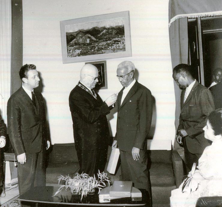 Aspect din timpul vizitei întreprinsă în Somalia, la invitaţia preşedintelui Aden Abdulla Osman, de către preşedintele Consiliului de Stat al R.S. România, Chivu Stoica. (9 – 11 II 1967)
