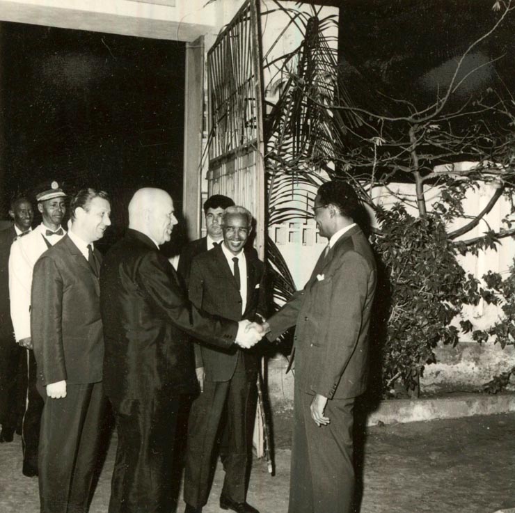 Aspect din timpul vizitei întreprinsă în Somalia, la invitaţia preşedintelui Aden Abdulla Osman, de către preşedintele Consiliului de Stat al R.S. România, Chivu Stoica. (9 – 11 II 1967)