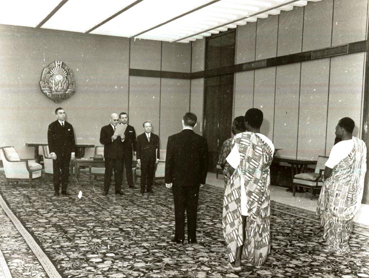 Prezentarea scrisorilor de acreditare de către ambasadorul extraordinar şi plenipotenţiar al Republicii Ghana în R.S. România, K.D. Gwira(20 II 1967)