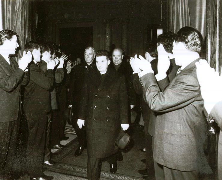 Membri ai conducerii de partid şi de stat sosind la Palatul M.A.N. pentru a lua parte la cea de a VI-a Conferinţă a Uniunii Asociaţiilor Studenţilor (20-21 II 1967)