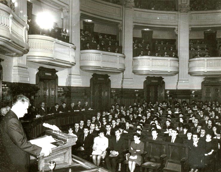 Nicolae Ceauşescu vorbind de la cea de a VI-a Conferinţă a Uniunii Asociaţiilor Studenţilor din R.S. România (Sala M.A.N.)(20-21 II 1967)