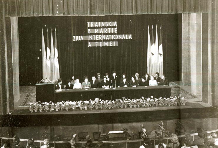 Aspect de la adunarea festivă ce a avut loc la Teatrul C.S.S. cu prilejul Zilei Internaţionale a Femeii(8 III 1967)
