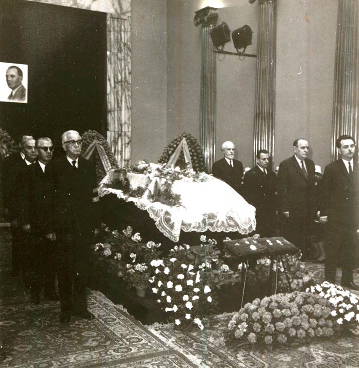 Gardă de onoare la catafalcul lui Zaharia Tănase, vechi militant al mişcării muncitoreşti din ţara noastră(20 III 1967)