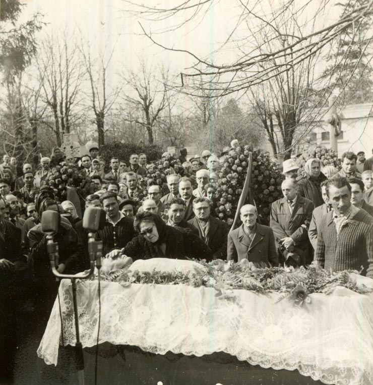 Aspect de la înmormântarea lui Zaharia Tănase, vechi militant al mişcării muncitoreşti din ţara noastră (cimitirul Bellu).(20 III 1967)