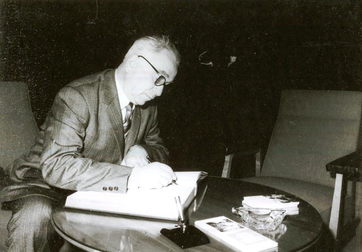 Aspect din timpul vizitei întreprinse la Muzeul de Istorie al Partidului Comunist, a Mişcării Revoluţionare şi Democratice din România de către Luigi Longo, secretar general al Partidului Comunist Italian(3 IV 1967)
