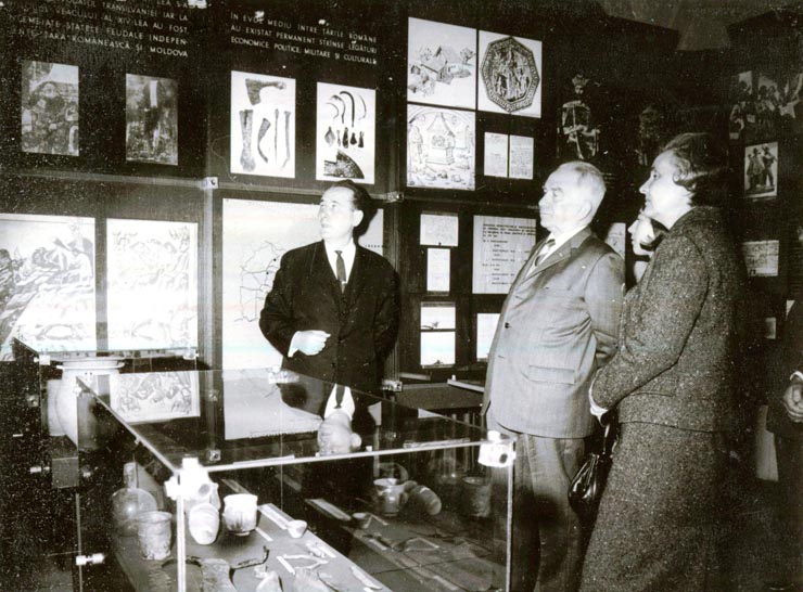 Aspect din timpul vizitei întreprinse la Muzeul de Istorie al Partidului Comunist, a Mişcării Revoluţionare şi Democratice din România de către Luigi Longo, secretar general al Partidului Comunist Italian(3 IV 1967)