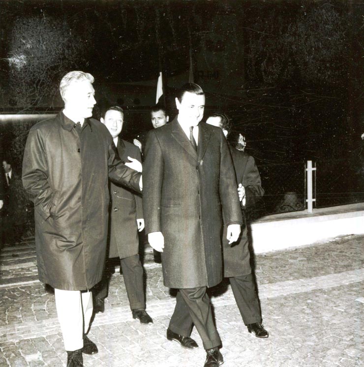 Corneliu Mănescu şi ministrul Afacerilor Externe al Republicii Irak, Adnan al Pachachi, la aeroportul Băneasa. (26 IV 1967)