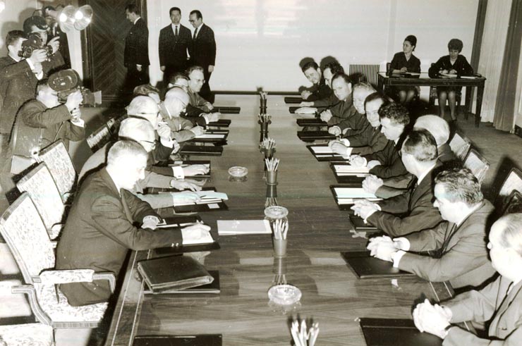 Aspect de la convorbirile ce au avut loc la C.C. al P.C.R. cu delegaţia Partidului Socialist Francez (S.F.I.O.) . (28 IV 1967)