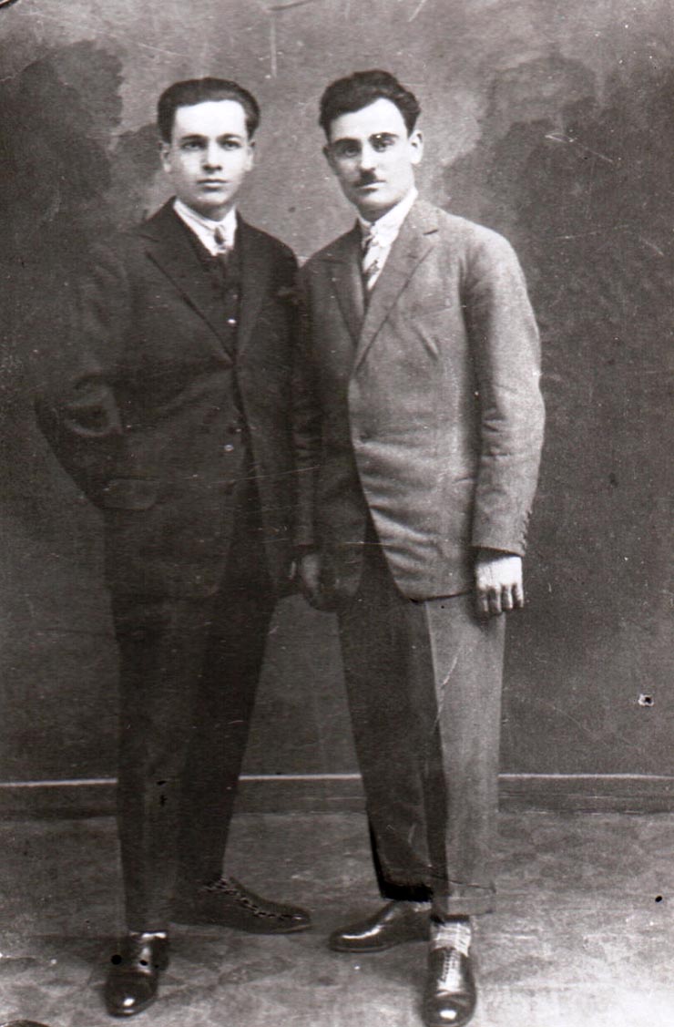 Fotografie reprezentând pe Gheorghe Gheorghiu-Dej şi încă o persoană (1931).