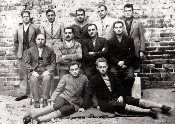 Fotografie din mai 1934 reprezentând pe Gheorghe Gheorghiu-Dej, Chivu Stoica, Gheorghe Vasilichi, Andrei Iancu, metalurgist din Ardeal, Dumitru Petrescu, Bonteş Petre, Ionescu Marin, Doncea Constantin, Rabinovici Sailie, Rozemberg Alex, (Soni), Hotman Isac în curtea închisorii militare din Craiova (1934 mai).