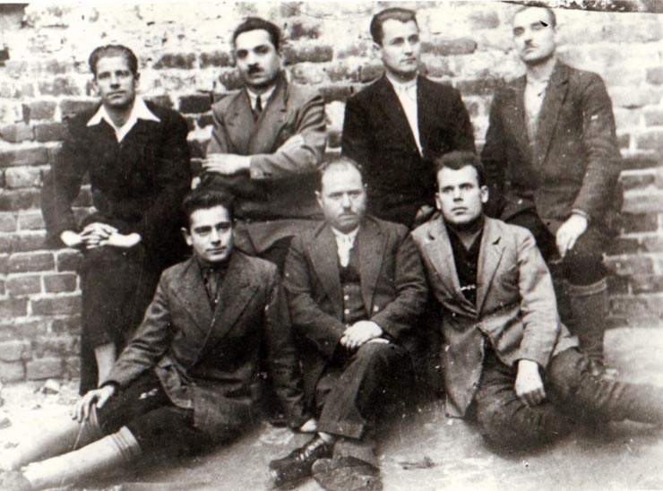 Fotografie reprezentând pe Gheorghe Gheorghiu-Dej, Chivu Stoica, Gheroghe Vasilichi, Constantin Doncea, Dumitru Petrecu, Rozemberg Alex. (Şoni) în curtea închisorii din Craiova în timpul procesului înscenat conducătorilor luptelor de la C.F.R. griviţa (Craiova), (1934 iunie).