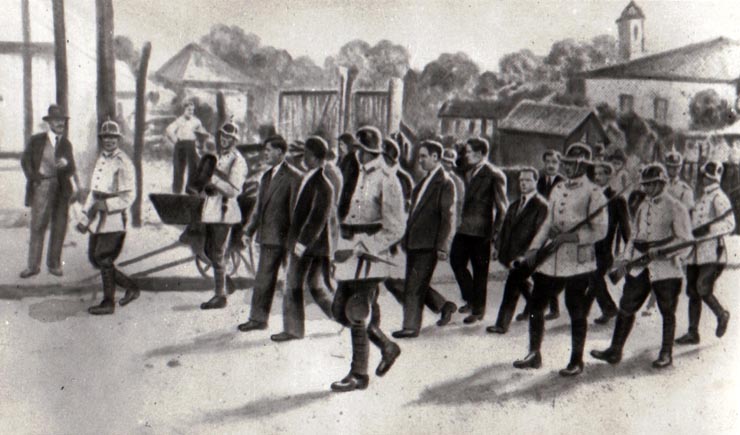 Fotografie reprezentând un grup de conducători ceferişti arestaţi şi escortaţi spre Consiliul de război din Craiova (1934 iunie).