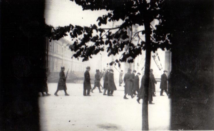 Fotografie reprezentând escortarea unui grup de deţinuţi politici comunişti de către jandarmi, în timpul procesului muncitorilor ceferişti de la Craiova (21934 iulie.