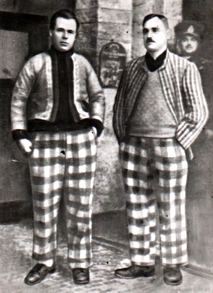 Fotografie reprezentând pe Gheorghe Gheorghiu-Dej şi I. Colef în curtea închisorii Doftana în anul 1938 (1938).